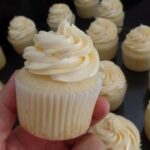 Cupcake de Baunilha com Glacê de Maracujá Simples e Rápido