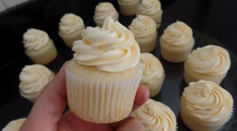 Cupcake de Baunilha com Glacê de Maracujá Simples e Rápido