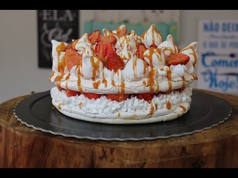 Delícia de Merengue com Morangos e Calda de Caramelo